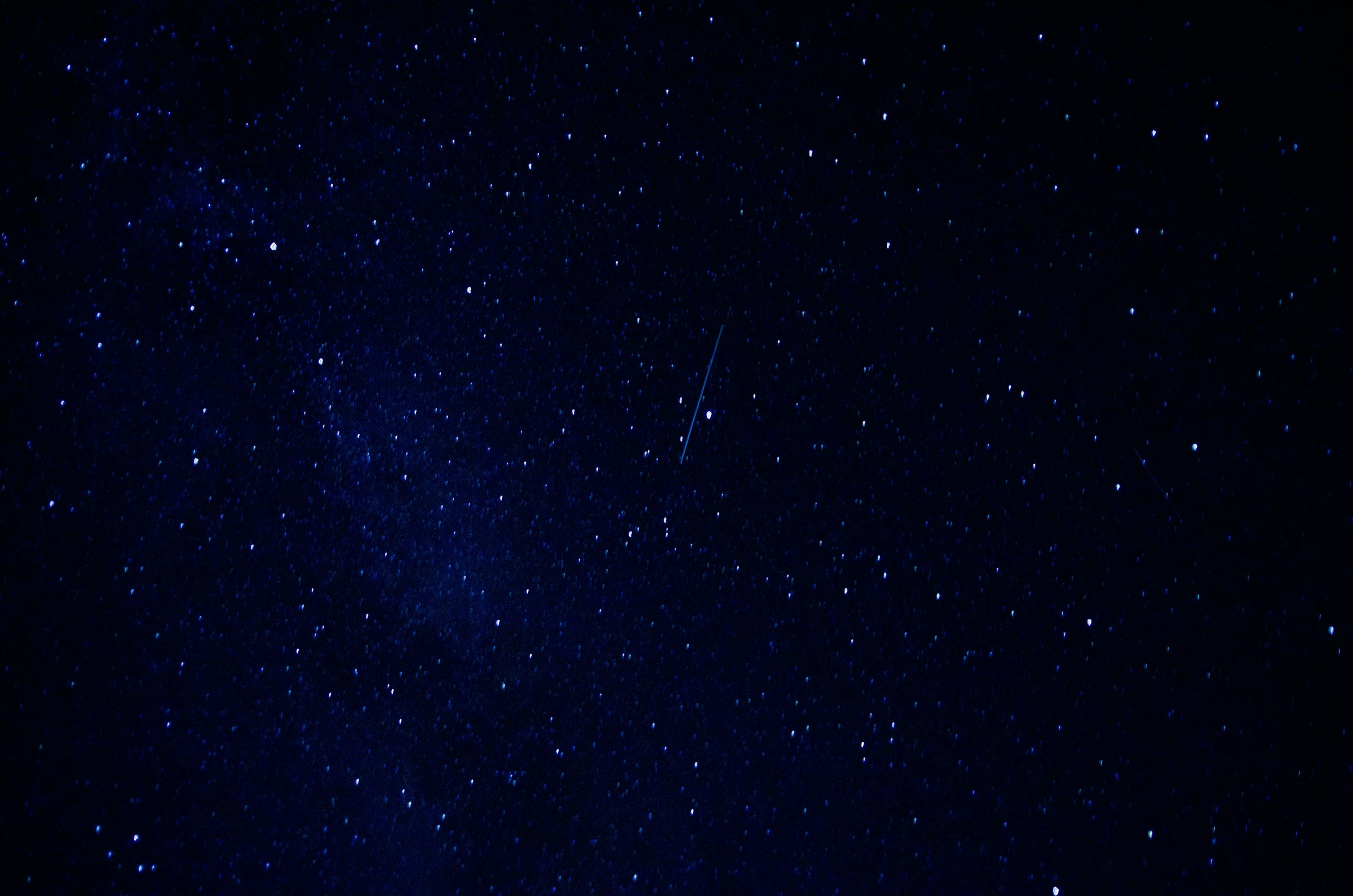 Ciel étoilé au-dessus du Valais, avec une étoile filante